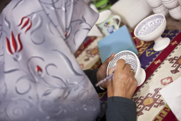 Turco donna illustrando vaso di ceramica — Foto Stock