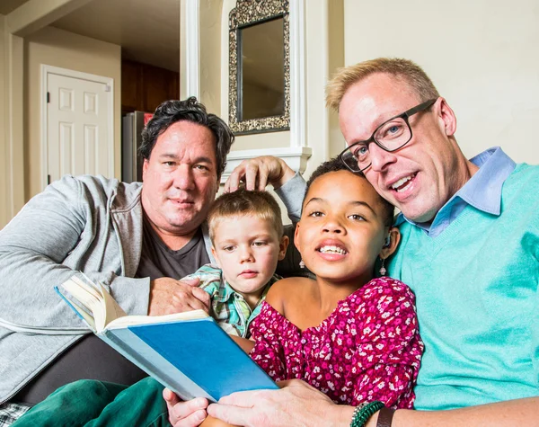 Schwules Paar liest Kindern vor — Stockfoto