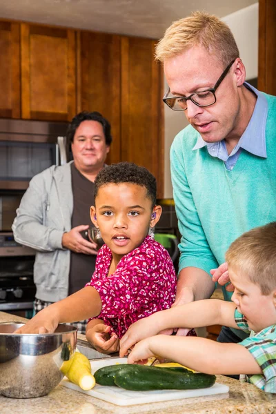 Papás con niños en la cocina — Foto de Stock