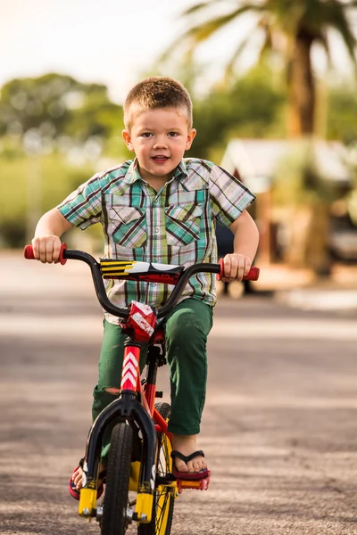 Lindo chico cabalgando en un bicicleta — Foto de Stock