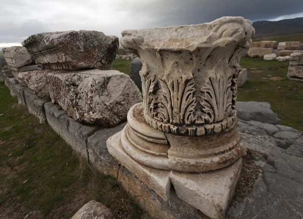 Basis und Kappe aus korinthischer Säule — Stockfoto