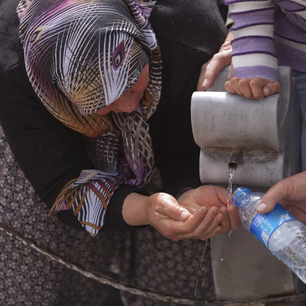 Turkish Woman Collects Water — Stock Photo, Image