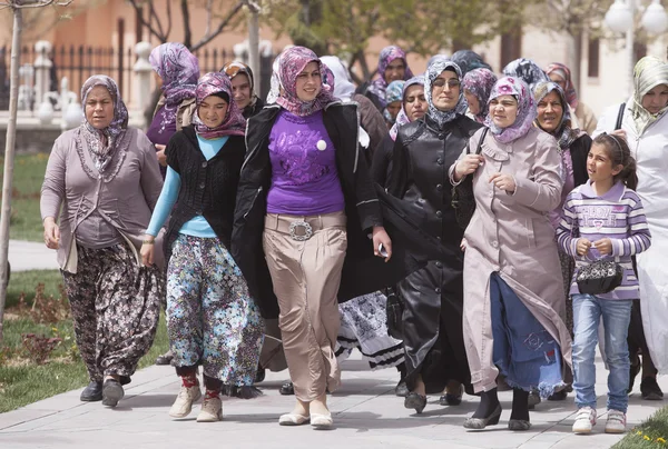 Vrouwen een bezoek aan het Mausoleum van Rumi — Stockfoto