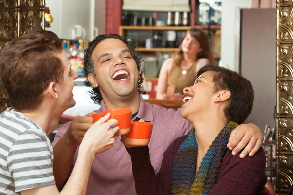 Счастливая группа со смеющимися кофейными купонами — стоковое фото