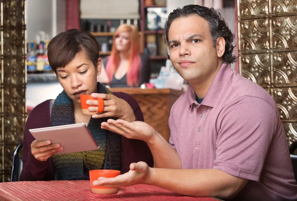 Mujer con tableta Ignorando al Hombre — Foto de Stock