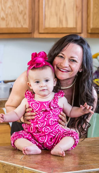 Femme avec bébé mignon — Photo