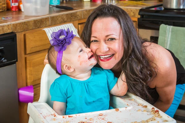 Bebé besos madre — Foto de Stock