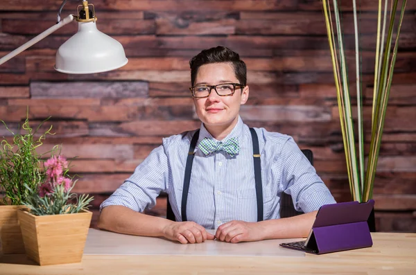 Dapper Woman in Hipster Office with Tablet — ストック写真