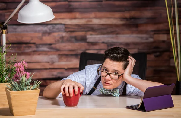 Gelangweilte Geschäftsfrau mit lila Tablette — Stockfoto