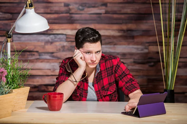 Bored Butch Lady at Desk — Stock Photo, Image