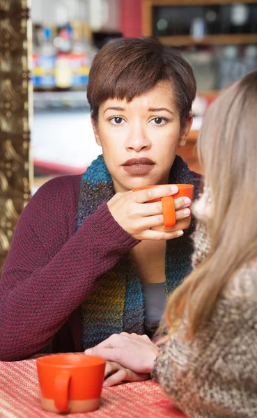 Femme sympathique avec un ami — Photo