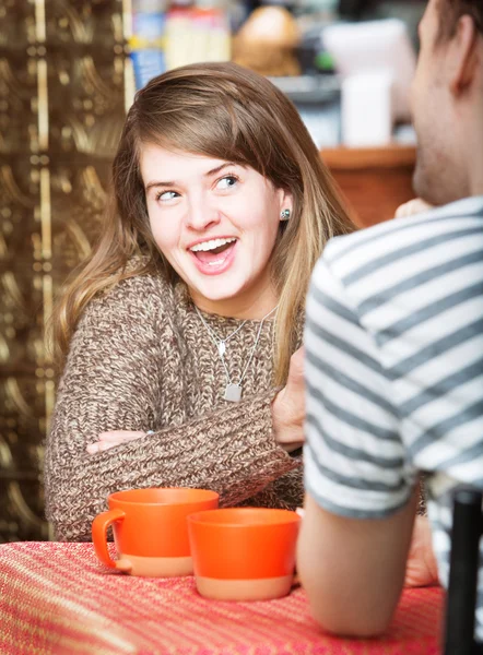 Mulher alegre com amigo no café — Fotografia de Stock