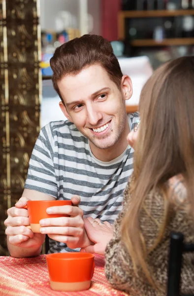 Lächelnder Mann mit Freund im Café — Stockfoto