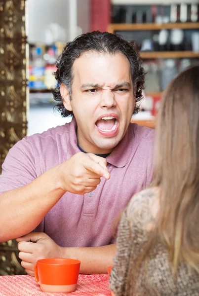 Разгневанный мужчина, указывающий на женщину — стоковое фото