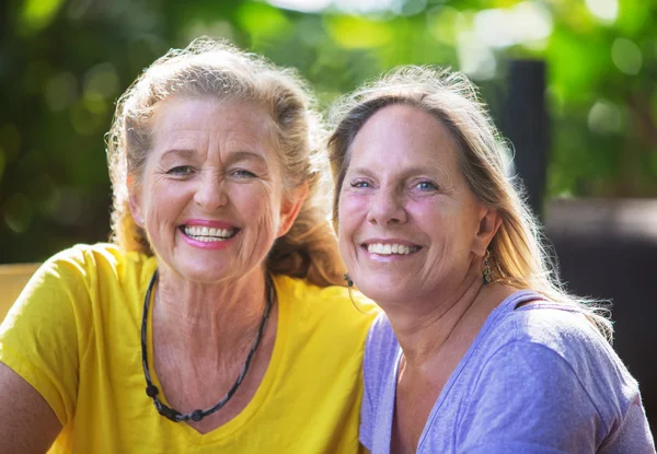 Närbild på leende vänner — Stockfoto