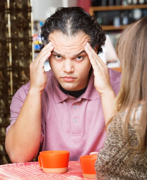 Stressato fuori uomo tenendo testa — Foto Stock