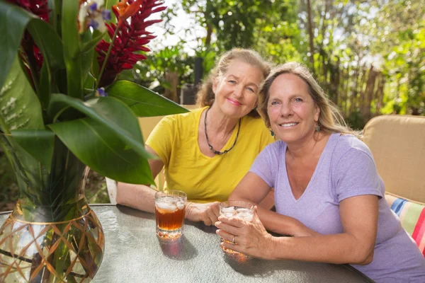 Middle Aged vrienden in Hawaï — Stockfoto