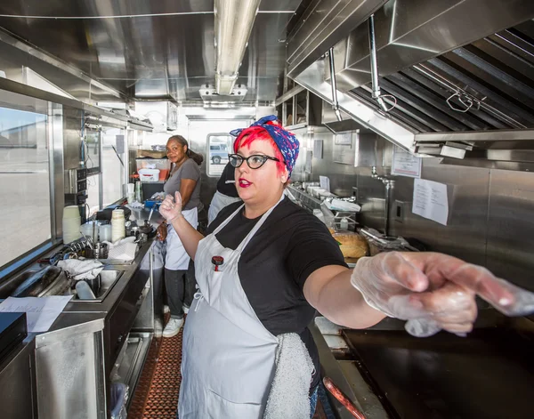 Chef dirige la tripulación en camión de comida — Foto de Stock