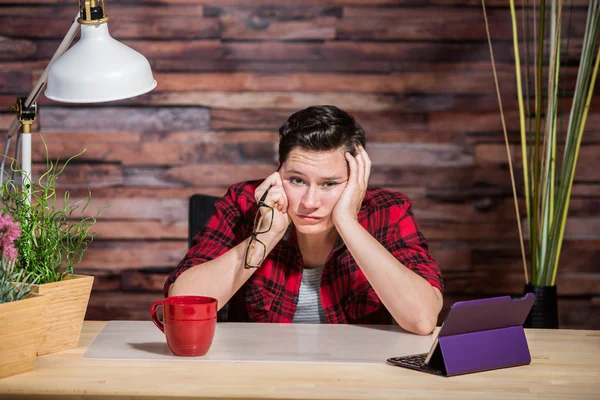 Werknemer met een bril gestrest — Stockfoto