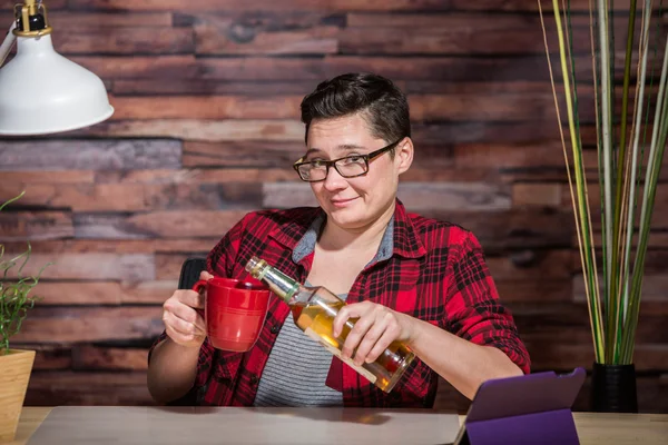 Frau trinkt am Schreibtisch — Stockfoto