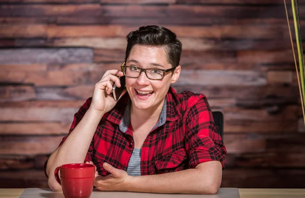 Mulher entusiasta no telefone inteligente — Fotografia de Stock