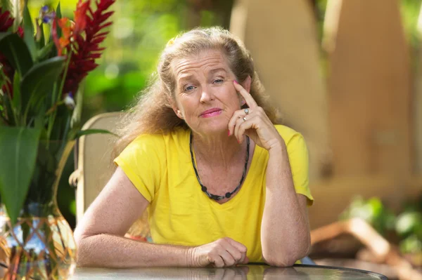 Mujer adulta en amarillo — Foto de Stock