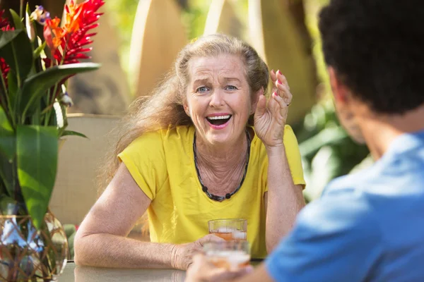 Amazed Lady at Table with Friend — Stock Photo, Image
