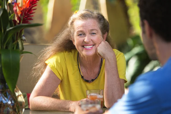 Vrouw met dranken met vriend — Stockfoto