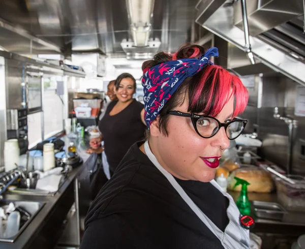 Chef feminino em caminhão de comida — Fotografia de Stock