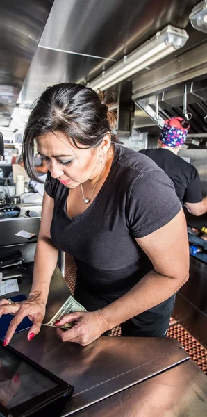 Cajero con dinero en camión de comida ocupado —  Fotos de Stock