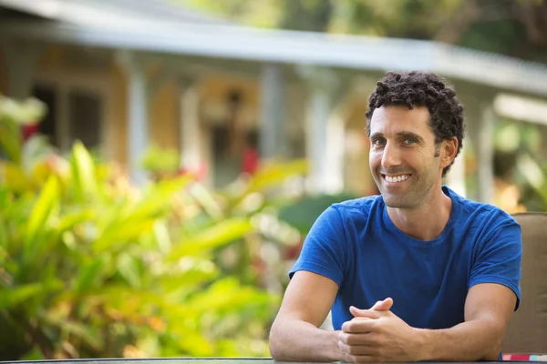 Hombre alegre con las manos dobladas —  Fotos de Stock