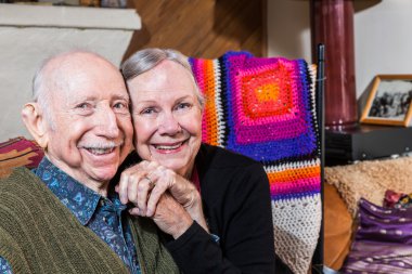 oturma ve el ele tutuşarak üst düzey Çift