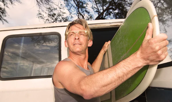 Pewnie mężczyzna Surfer — Zdjęcie stockowe