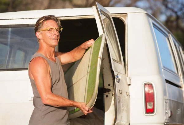 Man Removing Surfboard — Stock Photo, Image