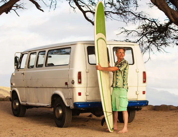 Surfer z Van i deska surfingowa — Zdjęcie stockowe