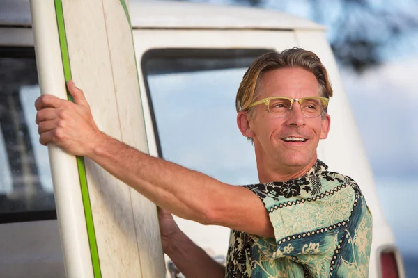 Homem alegre com prancha de surf — Fotografia de Stock