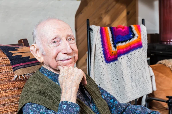 Un caballero mayor sonriendo — Foto de Stock