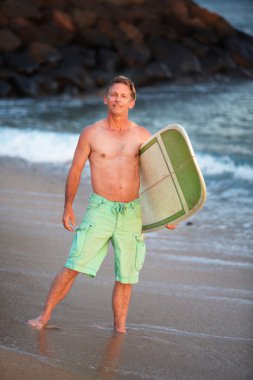 Sörfçü Surfboard ile yeşil şort