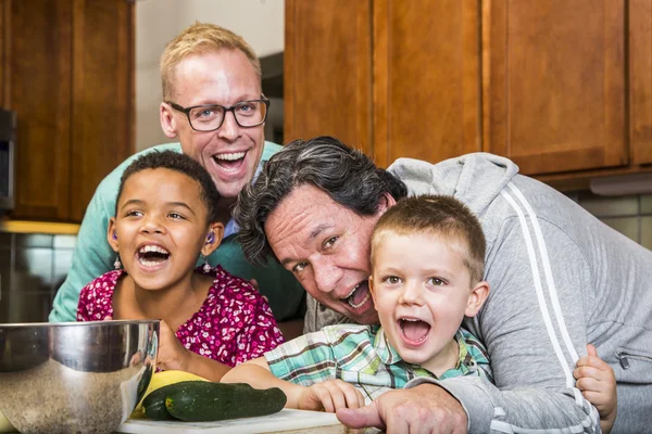 Família rindo com pais gays na cozinha — Fotografia de Stock