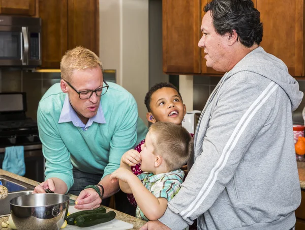 Hetzelfde geslacht paar en kinderen — Stockfoto