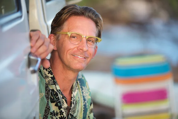 Bonito sorrindo homem ao ar livre — Fotografia de Stock