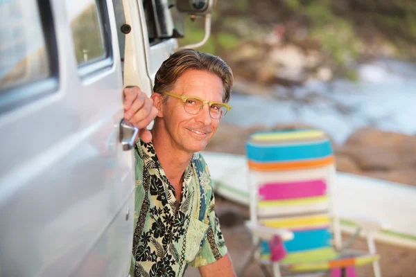 Hombre contento en la playa —  Fotos de Stock