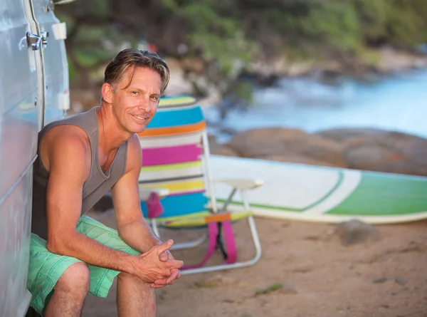 Surfista feliz sentado en la playa —  Fotos de Stock