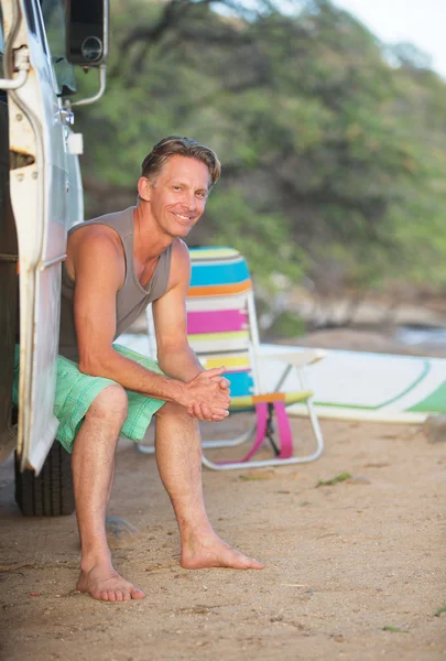 Surfista adulto na praia — Fotografia de Stock