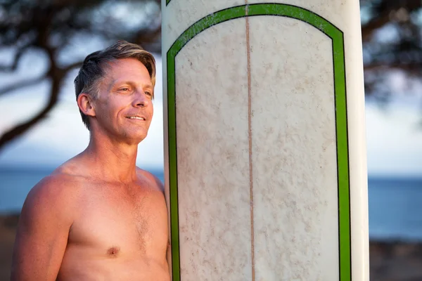 Självsäkra mannen med surfbräda — Stockfoto
