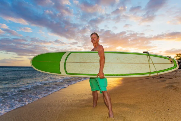 Optymistyczne Surfer o zachodzie słońca — Zdjęcie stockowe