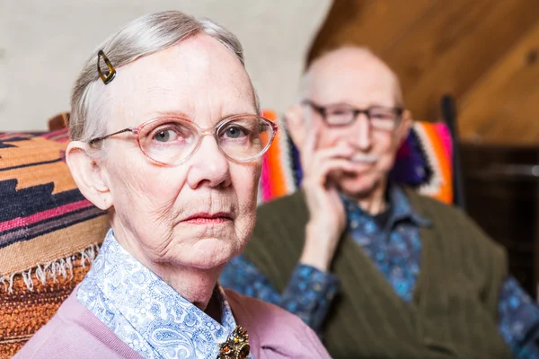 Bejaarde echtpaar op zoek ernstige — Stockfoto