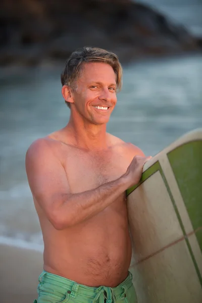 Homem bonito com prancha de surf — Fotografia de Stock