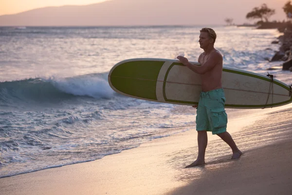 Surfer spaceru deski surfingowej do wody — Zdjęcie stockowe