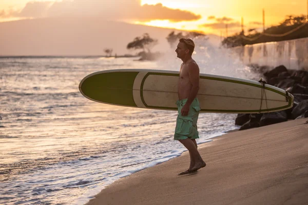 Surfare på stranden vid solnedgången — Stockfoto